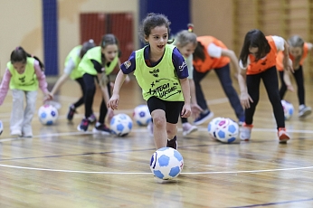 1,4 млн школьников в России играют в футбол на уроках физкультуры
